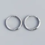 Aros tipo argolla clásica de diseño minimalista, fabricados en plata 925 con acabado pulido.
