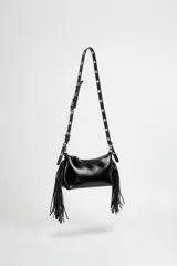 Cartera negra de hombro con flecos laterales, cierre de cremallera y correa ajustable con detalles metálicos.