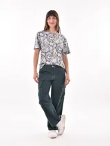 Remera blanca con estampado animal print en negro, de corte recto y mangas cortas.