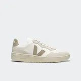 Championes Veja V-90 de cuero color blanco con detalles en beige.