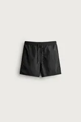 Short de baño de color negro, confeccionado en tejido técnico, con cintura elástica ajustable mediante cordón, bolsillos laterales y detalle de bolsillo trasero.