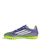 Championes de fútbol Adidas F50 Club para césped sintético, con diseño aerodinámico en tonos violeta y verde lima. Presenta cierre con cordones, suela con tapones pequeños para tracción y el logo F50 estampado en el frente.
