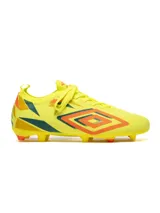 Championes de fútbol Umbro modelo Hit HG para hombre, color amarillo brillante con detalles gráficos en naranja, verde azulado y amarillo más oscuro. Presentan cuello tipo calcetín y suela con tapones moldeados.
