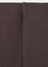 Pantalón largo de tiro medio en color marrón, confeccionado en mezcla de algodón, con cintura elástica, diseño recto y dos bolsillos laterales.