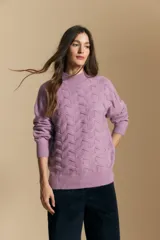 Sweater de punto color beige con diseño geométrico en relieve, cuello alto y mangas largas con puños acanalados.