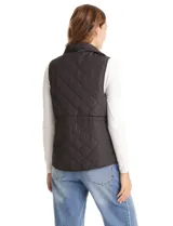 Chaleco reversible de la marca Weekend Routine. Un lado presenta tejido tipo sherpa con estampado a cuadros, cuello alto, cierre frontal con broches a presión y bolsillos con solapa. El otro lado es capitoneado con diseño de rombos. Cuenta con jareta interna en la cintura para ajuste y ruedo redondeado.