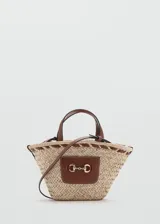 Bolso de mano y bandolera de fibra natural trenzada, color beige, con detalles en cuerina marrón y aplique metálico dorado en el frente. Cuenta con doble asa corta y correa larga desmontable.