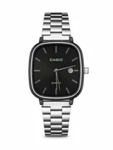 Reloj Casio con caja cuadrada de bordes redondeados, esfera negra minimalista con índices lineales, manecillas plateadas y ventana de fecha. Cuenta con malla de acero inoxidable de eslabones ajustables.