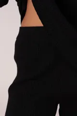 Conjunto de dos piezas compuesto por un sweater de cuello alto y pantalón de corte recto, ambos confeccionados en tejido de punto acanalado.