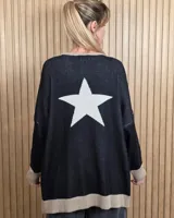 Buzo tejido largo de color negro con una gran estrella blanca en la espalda, escote redondo y detalles en color tostado en el cuello, los puños y el dobladillo.