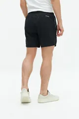 Short de baño liso con cintura elástica y cordón ajustable. Cuenta con dos bolsillos laterales, un bolsillo trasero y logo bordado en el ruedo. Confeccionado en tejido ligero de secado rápido.