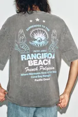 Remera de algodón con efecto lavado, corte oversize, cuello redondo y manga corta. Presenta un estampado frontal pequeño en el pecho con motivos playeros y texto alusivo a Rangiroa Beach.