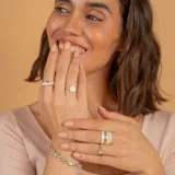 Anillo ancho de diseño contemporáneo, elaborado en plata 925 con acabado satinado y una banda central de oro pulido.