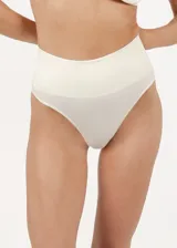 Bombacha modeladora de tiro alto confeccionada en microfibra de poliamida sin costuras. Presenta una faja de licra en la cintura diseñada para modelar y contener, con forro interior de algodón.