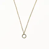 Collar dorado con cadena de eslabones y dije circular.