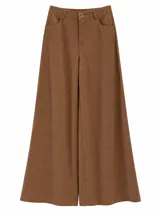 Pantalón wide leg color marrón chocolate, de tiro alto con bolsillos delanteros y cierre frontal de botón y cremallera.