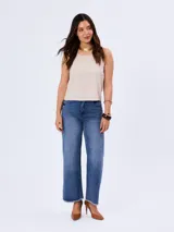 Pantalón jean de tiro alto con diseño wide leg y pierna ancha, con terminación de ruedo deshilachado.
