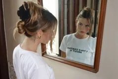 Remera blanca de algodón, corte ajustado y manga corta, con estampa frontal en negro que dice "I TOLD CHATGPT ABOUT U.".