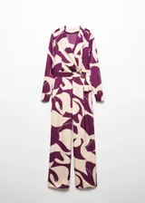 Mono largo de poliéster con estampado abstracto en tonos morado y blanco. Diseño cruzado con cuello pico y solapa, manga larga abotonada, cinturón desmontable y forro interior.