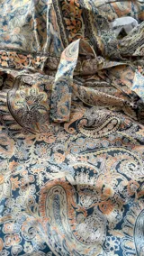 Vestido largo de tirantes finos con escote en V y diseño cruzado, con detalle de lazo ajustable en la cintura y patrón de estampado paisley.