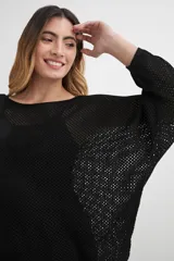 Sweater color verde militar de tejido calado con mangas 3/4 y cuello redondo.