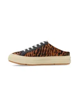 Zuecos tipo sneaker sin talón con estampado animal print de leopardo, pasador de cordones blancos y plataforma de goma beige.