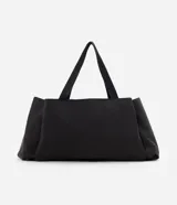 Cartera tipo shopper grande de Satinato en color negro, confeccionada en poliéster con estructura amplia y laterales expandibles. Cuenta con asas dobles de cinta reforzada, cierre superior y bolsillos con cierre.