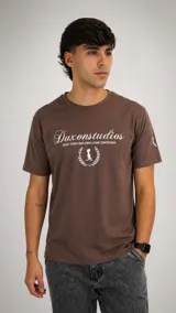 Remera de algodón color marrón con estampa frontal en blanco que incluye el logo y nombre de la marca Duxon Studios, además de un pequeño logo en la manga.