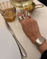 Anillo de diseño orgánico con textura irregular, realizado artesanalmente en metales macizos.