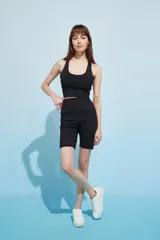 Biker negro de tiro alto con bolsillos laterales.