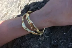 Brazalete rígido de bronce y alpaca maciza, con diseño orgánico irregular.