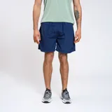 Short de baño Umbro color azul marino, confeccionado en nylon con acabado ligeramente arrugado. Presenta cintura elástica con cordón interno y logo de la marca bordado en el ruedo.