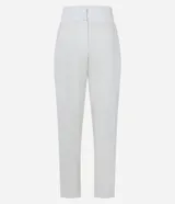 Pantalón de vestir blanco, modelo carrot, con cintura elástica en la espalda, cierre por cremallera y botón, detalle fruncido en el bajo y bolsillos laterales.