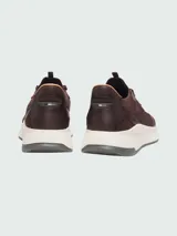 Zapatillas deportivas Boss modelo TTNM EVO_SLON, confeccionadas en una combinación de malla técnica y cuero. Presentan un diseño en tono marrón oscuro con suela de plataforma en color crema y detalles en cuero liso y gamuza.