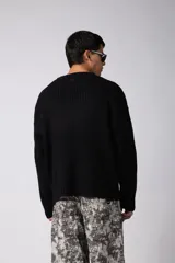 Sweater de punto acanalado color negro, con cuello redondo y mangas largas. Presenta el logo VCPCONCEPT bordado en el pecho en color blanco.