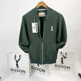 Campera bomber verde de algodón tipo waffle con cierre frontal y logo bordado en el pecho.