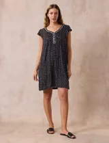 Camisón corto azul marino con estampado floral celeste, escote en V con puntilla blanca y botones.