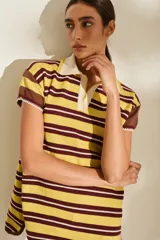 Vestido tipo polo corto tejido de punto, con diseño de rayas horizontales en tonos rojo, marrón y blanco, cuello y escote V en color tostado, y mangas cortas holgadas.