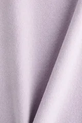 Remera de manga corta en punto fino color lila, con cuello redondo, puños y bajo en punto acanalado.