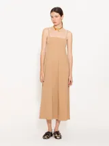 Vestido de punto color camel, de corte recto en el busto y falda en línea A, con breteles finos y cierre en la espalda.