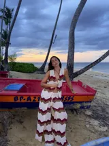 Chaleco largo de tejido de punto calado con diseño geométrico, escote en V profundo y cierre frontal con ganchito.