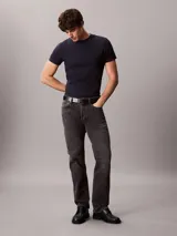 Remera de manga corta Calvin Klein con corte slim, cuello redondo y logo bordado en el pecho. Confeccionada en algodón elástico para un ajuste cómodo y entallado.