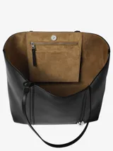 Bolso tote negro de cuero liso con doble asa de hombro, correa bandolera ajustable y extraíble, cierre a presión, cuenta metálica plateada grabada, bolsillo interior con solapa y cremallera, herrajes metálicos plateados y logo grabado.