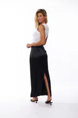 Falda larga de poliéster con estampado animal print de leopardo en tonos marrones y negros.