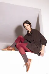 Zapato acordonado color marrón, con suela plana y cordones finos.