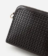 Bolso bandolera Satinato en color marrón oscuro, de diseño compacto y estructurado, confeccionado en poliuretano (PU) texturizado. Presenta trama calada en la parte frontal, cierre superior con cremallera metálica dorada y correa larga ajustable para llevar cruzada.