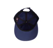Gorro de visera tipo baseball color negro, con parche rectangular frontal que presenta el logo de la marca Independent en color naranja.