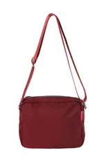 Bandolera de nylon color bordó, con correa ajustable, compartimento principal con cierre y dos bolsillos frontales con cierre.