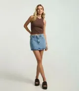 Musculosa cropped de calce ajustado, confeccionada en tejido de ribana acanalado con cuello redondo. Presenta un diseño básico sin mangas y superficie con textura de rayas verticales en relieve.