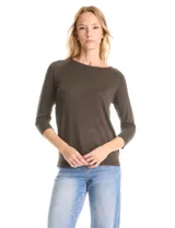 Buzo de tejido fino en color blanco, con cuello redondo y mangas raglán tres cuartos. Presenta una línea de tachas decorativas a lo largo de las mangas.